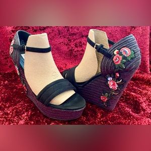 BNIB CAPE ROBBIN ZELDA-8 Floral Embroidered
Platform Wedge Heels Size 11 Black